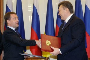 Янукович и Медведев - подписание договора о ЧФ